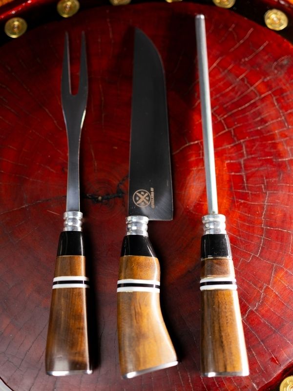Kit Churrasco Cabo Resinado - Cabo Madeira e Branco c/Listra Preta