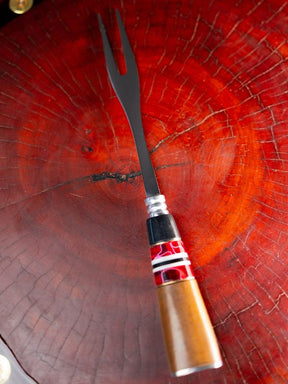 Garfo Trinchante Cabo Resinado - Cabo Madeira, Preto e Vermelho c/Listras Brancas e Pretas